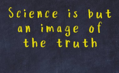 Siyah masadaki akıllı alıntıların tebeşiri.