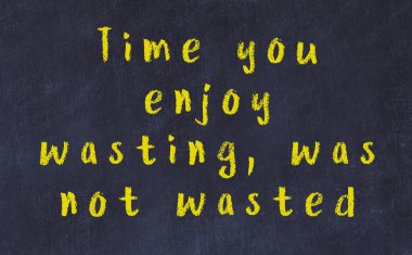 Üzerinde bilge yazılar olan siyah karatahta.