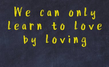 Siyah karatahtaya Tebeşir Bilgisi Yazısı