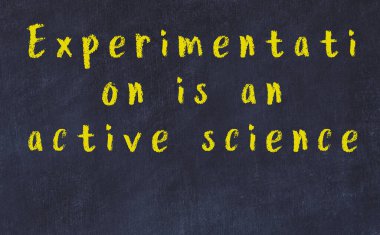 Siyah masadaki akıllı alıntıların tebeşiri.