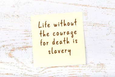 Ahşap duvardaki yapışkan notta bilgece bir alıntı 