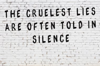 Bilgece alıntıların yazılı olduğu siyah boyanmış beyaz tuğla duvar