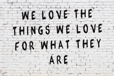 Bilgece alıntıların yazılı olduğu siyah boyanmış beyaz tuğla duvar