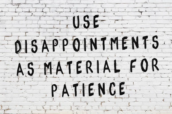 Czarny malowany napis smart quote na ścianie z białej cegły — Zdjęcie stockowe
