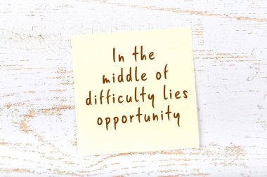 El yazısı motivasyon alıntısı olan sarı yapışkan not