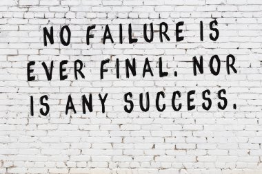 Bilgece alıntıların yazılı olduğu siyah boyanmış beyaz tuğla duvar