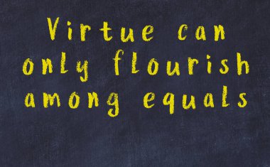 Üzerinde bilge yazılar olan siyah karatahta.