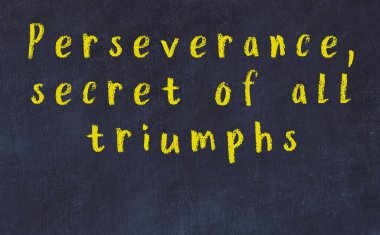 Üzerinde bilge yazılar olan siyah karatahta.