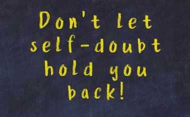 Üzerinde bilge yazılar olan siyah karatahta.