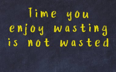 Siyah masadaki akıllı alıntıların tebeşiri.