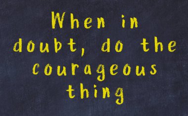 Siyah masadaki akıllı alıntıların tebeşiri.