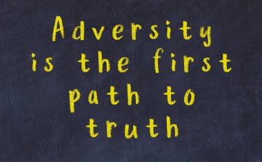 Siyah masadaki akıllı alıntıların tebeşiri.