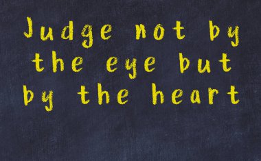 Üzerinde bilge yazılar olan siyah karatahta.