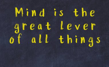 Siyah masadaki akıllı alıntıların tebeşiri.