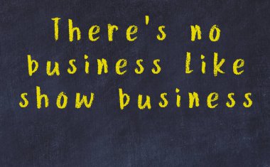 Siyah masadaki akıllı alıntıların tebeşiri.