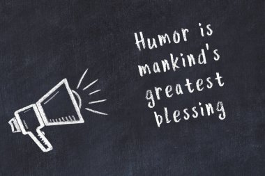 Siyah masaya hoparlör ve motivasyonel alıntının tebeşir çizimi