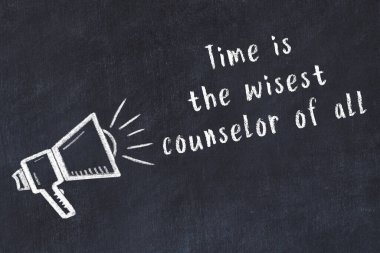 Siyah masaya hoparlör ve motivasyonel alıntının tebeşir çizimi