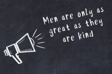 Siyah masaya hoparlör ve motivasyonel alıntının tebeşir çizimi