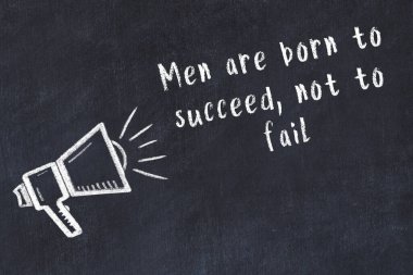 Tebeşir hoparlörü ve siyah masada akıllıca bir alıntı.