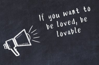 Siyah masaya hoparlör ve motivasyonel alıntının tebeşir çizimi