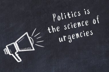 Siyah masaya hoparlör ve motivasyonel alıntının tebeşir çizimi