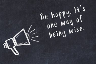 Tebeşir hoparlörü ve siyah masada akıllıca bir alıntı.