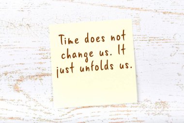 Ahşap duvardaki yapışkan notta bilgece bir alıntı 