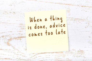 Ahşap duvardaki yapışkan notta bilgece bir alıntı 