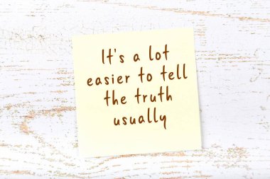 Ahşap duvardaki yapışkan notta bilgece bir alıntı 