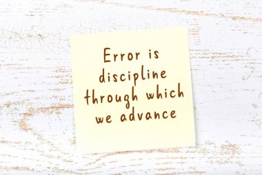 Ahşap duvardaki yapışkan notta bilgece bir alıntı 