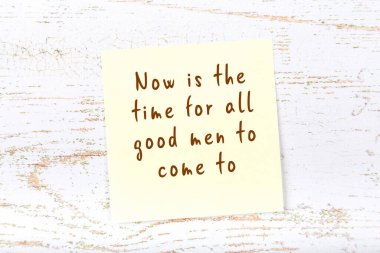 Ahşap duvardaki yapışkan notta bilgece bir alıntı 