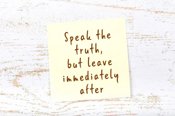 Wise quote on sticky note on wooden wall — Stock Photo, Image