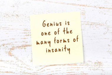 El yazısı motivasyon alıntısı olan sarı yapışkan not