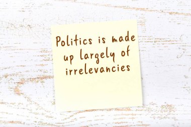 Ahşap duvardaki sarı yapışkan notta bilgece bir alıntı var.