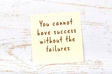 Ahşap duvardaki yapışkan notta bilgece bir alıntı 