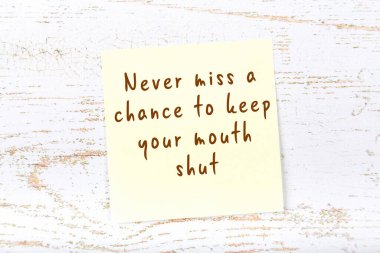 El yazısı motivasyon alıntısı olan sarı yapışkan not