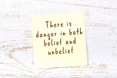 El yazısı motivasyon alıntısı olan sarı yapışkan not