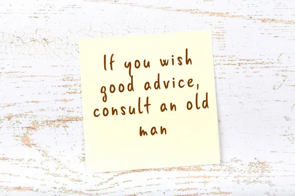 Mądry cytat na lepkiej nucie na drewnianej ścianie — Zdjęcie stockowe