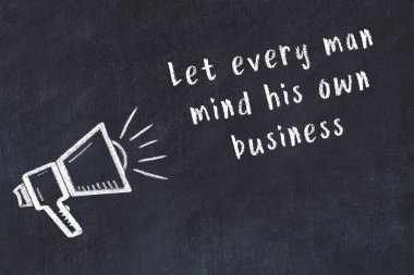 Siyah masaya hoparlör ve motivasyonel alıntının tebeşir çizimi