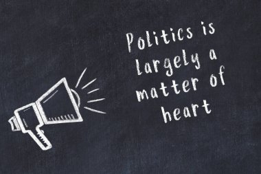 Siyah masaya hoparlör ve motivasyonel alıntının tebeşir çizimi