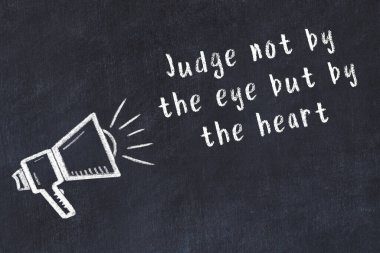 Siyah masaya hoparlör ve motivasyonel alıntının tebeşir çizimi