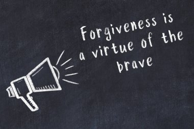 Siyah masaya hoparlör ve motivasyonel alıntının tebeşir çizimi