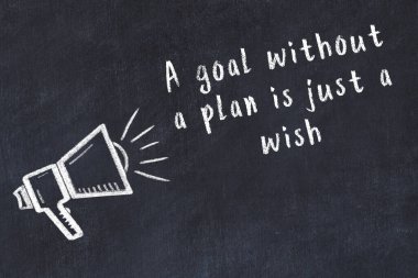 Tebeşir hoparlörü ve siyah masada akıllıca bir alıntı.