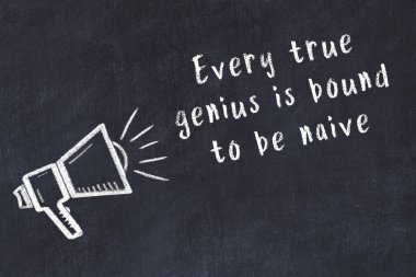 Tebeşir hoparlörü ve siyah masada akıllıca bir alıntı.