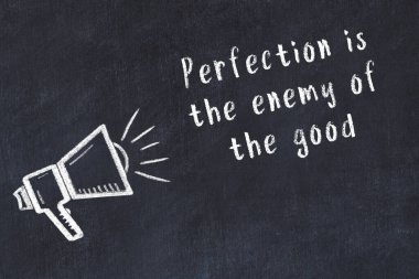 Tebeşir hoparlörü ve siyah masada akıllıca bir alıntı.