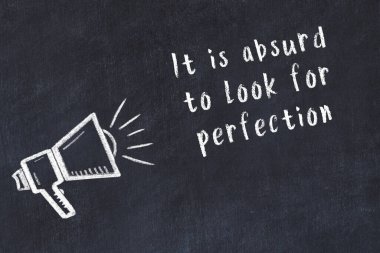 Tebeşir hoparlörü ve siyah masada akıllıca bir alıntı.