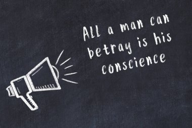 Siyah masaya hoparlör ve motivasyonel alıntının tebeşir çizimi