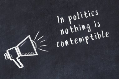 Tebeşir hoparlörü ve siyah masada akıllıca bir alıntı.