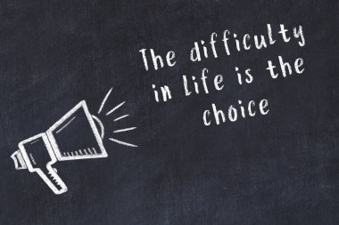 Siyah masaya hoparlör ve motivasyonel alıntının tebeşir çizimi