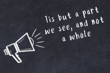 Tebeşir hoparlörü ve siyah masada akıllıca bir alıntı.